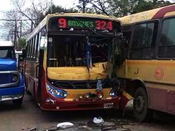 Al menos 45 personas heridas al chocar dos colectivos de frente