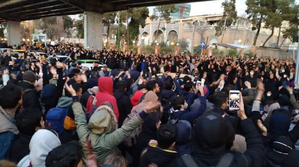 Una multitud pidió la renuncia del líder supremo iraní en el centro de Teherán