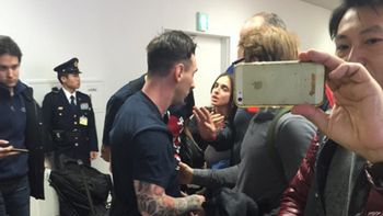 messi a las trompadas con hinchas de river en japon messi a las trompadas con hinchas de river en japon