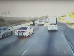 video: iba en la moto, una camioneta lo choco y el se paro y se le tiro arriba video: iba en la moto, una camioneta lo choco y el se paro y se le tiro arriba