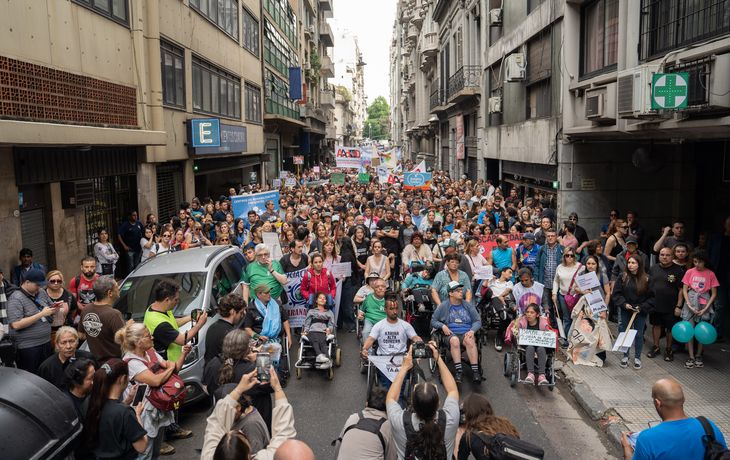 Masiva manifestación a Salud en reclamo por la implementación inmediata de la Emergencia en Discapacidad