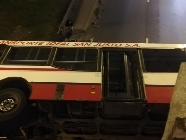 Cayó un colectivo desde un puente a la avenida General Paz
