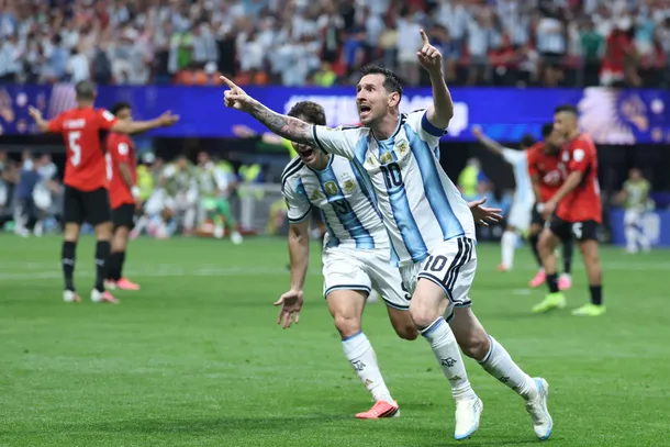 El golazo de Lionel Messi para mantener con vida a Argentina: tremenda volea y 2-2 ante Egipto