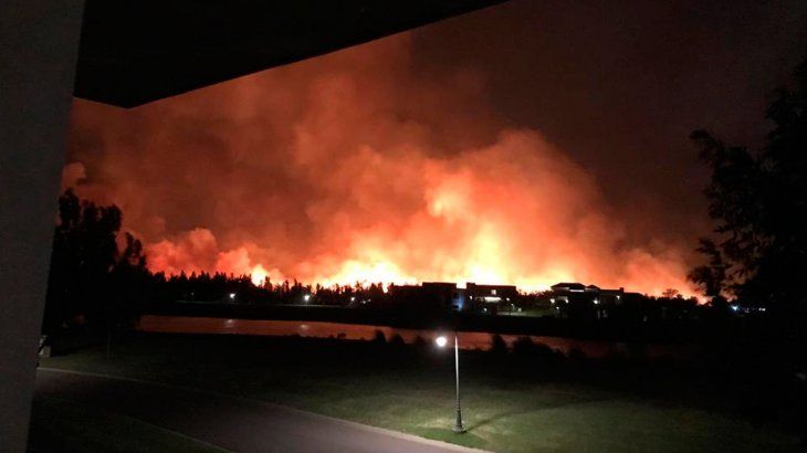 Así combaten el incendio en la reserva ecológica que afecta la visibilidad en la Panamericana