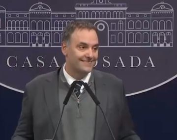 Manuel Adorni se peleó en vivo con un periodista y lo echó de la conferencia: Te pido que te retires