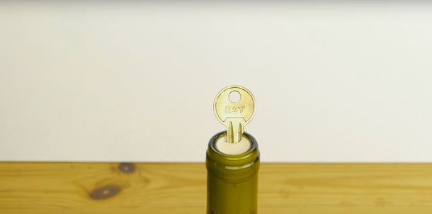 ¿Cómo abrir un vino con una llave?