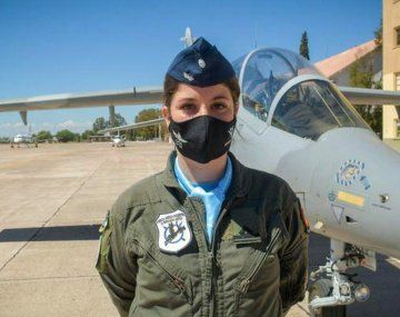 Es la primera piloto de combate del país y denunció acoso laboral