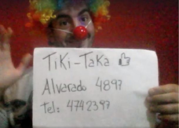Un comerciante se viste de payaso para anunciar las ofertas