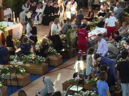 comienzan los funerales publicos para las victimas del sismo en italia comienzan los funerales publicos para las victimas del sismo en italia