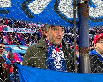 Lo vive como un hincha más: el Chapa Retegui en la popular de Tigre mirando a su hijo