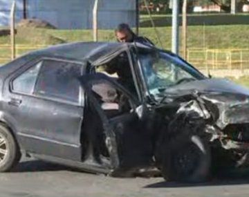 Un auto cruzó en rojo