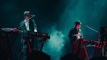 gran colaboracion: peces raros y nick warren lanzaron circular gran colaboracion: peces raros y nick warren lanzaron circular