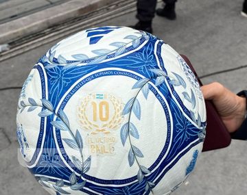 Sean eternos los laureles que supimos conseguir: la inscripción en la hermosa pelota usada para la despedida