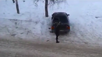 dia de furia: una mujer le rompe el auto a su ex dia de furia: una mujer le rompe el auto a su ex