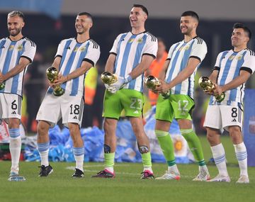 Dibu revivió su clásico festejo con la Copa del Mundo y varios compañeros