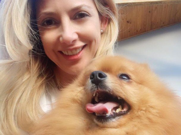 Fabiola Yañez y su perro Calabaza