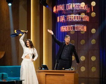 Mario Pergolini le regaló a Rosalía la camiseta de Boca: la reacción de la cantante