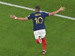 Francia ya está en octavos de final de la mano de Mbappé
