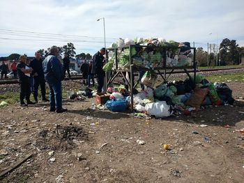 Un hombre que revolvía la basura la encontró en un contenedor