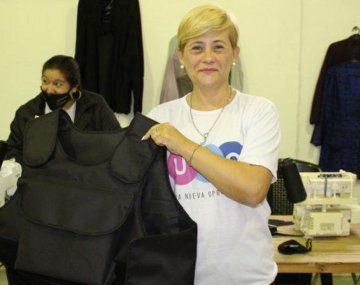 Precandidata de Juntos por el Cambio en Rosario reparte chalecos antibalas a los votantes