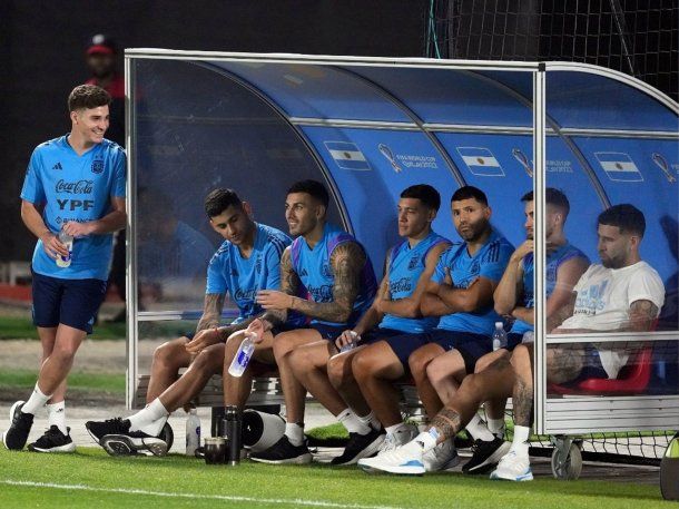 A un año de su retiro del fútbol, el Kun Agüero fue al entrenamiento de Argentina
