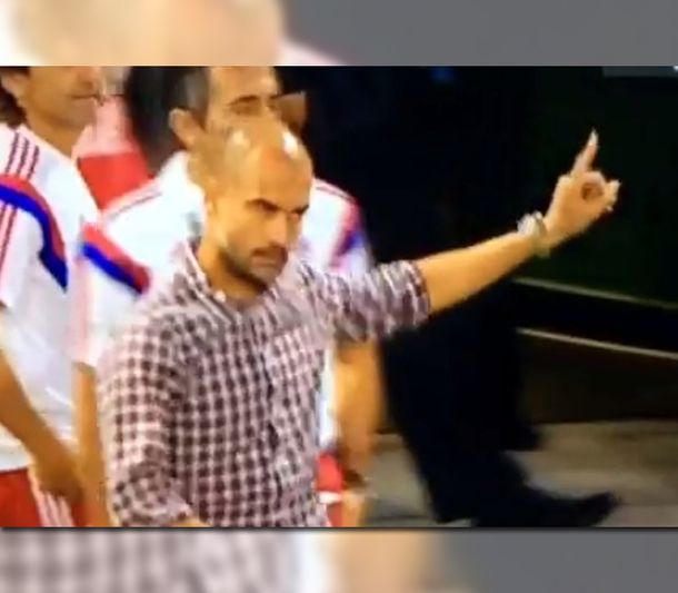 Insólito: Guardiola le negó el saludo a un DT rival durante un amistoso