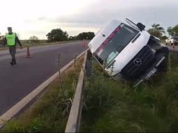 una combi despisto en una curva y volco sobre la ruta 12 con 20 pasajeros a bordo una combi despisto en una curva y volco sobre la ruta 12 con 20 pasajeros a bordo