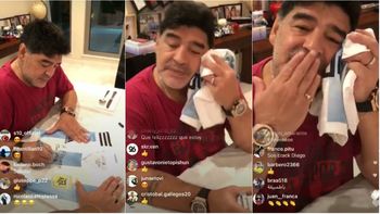 Maradona firmó camisetas en vivo en Instagram Maradona firmó camisetas en vivo en Instagram