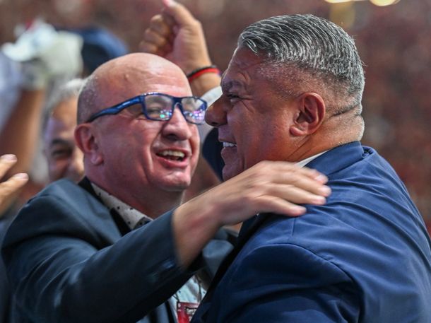 El efusivo festejo de Nicolás Russo y Chiqui Tapia tras la consagración de Lanús en Brasil