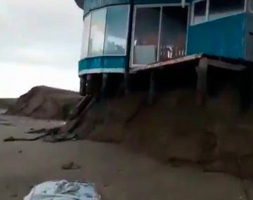 VIDEO: Por el temporal una casa quedó en el aire en Mar de Cobo