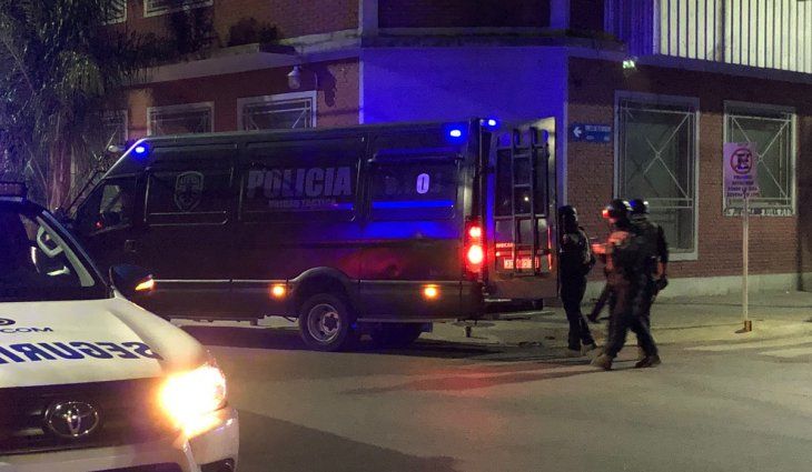 Hay al menos tres policías heridos por la toma de rehenes en Caseros