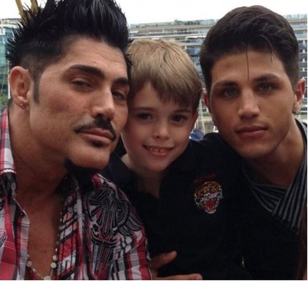 Ricardo Fort con su pareja