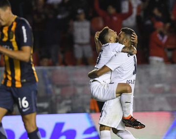Emanuel Gigliotti celebra el gol del empate del Rojo de Avellaneda