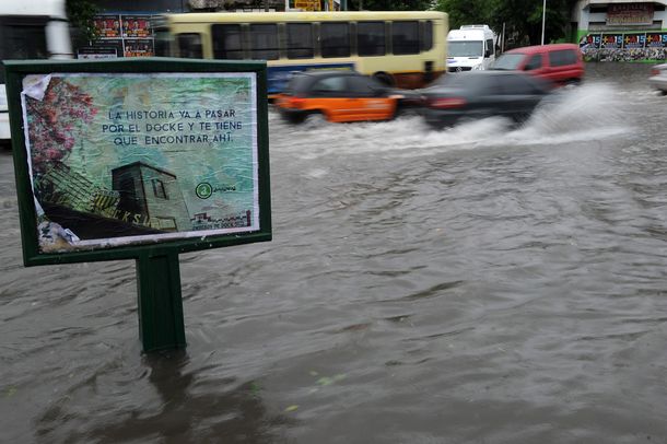 Ministro sciolista se alegra por inundaciones en barrios privados