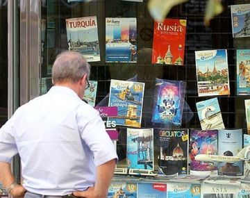 ¿Cuándo empieza a aplicarse el impuesto del 30% al dólar turista y para ahorro?