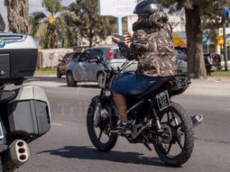 Se sacó delfies mientras manejada su moto - Crédito: El Tribuno/Javier Corbalán Se sacó delfies mientras manejada su moto - Crédito: El Tribuno/Javier Corbalán