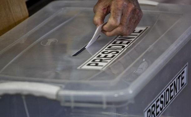 Chile: encontraron un consolador en  un caja sellada con material electoral
