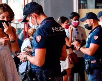 Italia: protestas de la Policía por la compra de barbijos rosas