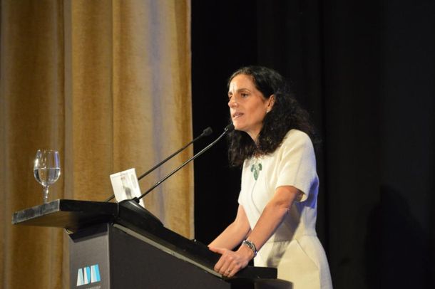 La ministra Azucena Arbeleche proyectó un crecimiento del 2% del PIB de Uruguay este año.