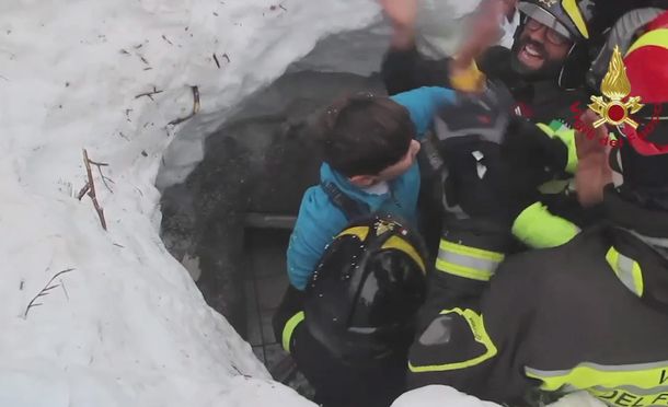 Ascienden a ocho los sobrevivientes de la avalancha en un hotel de Italia