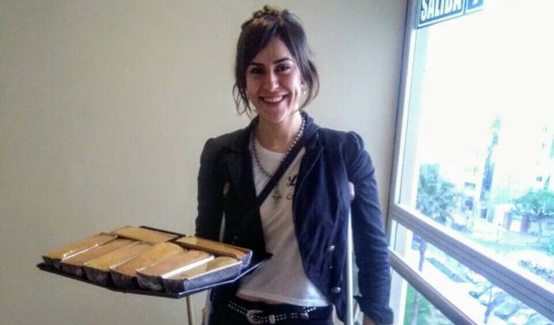 Emilia sale a vender budines todos los días con su hija