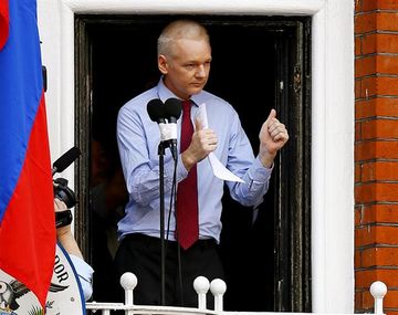 Assange dice que vive como en una estación espacial