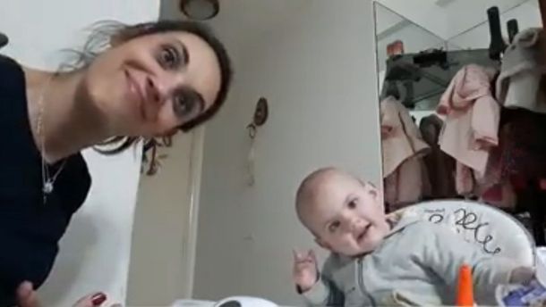 VIDEO: La desopilante charla de una madre con su beba que se niega a comer