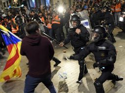 Batalla campal tras una manifestación en Barcelona: al menos tres detenidos y varios heridos
