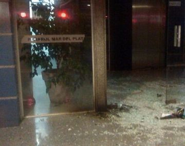 Atacaron con bombas molotov y piedras la sede de Peñarol de Mar del Plata