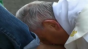 video: asi fue el lavado de pies que el papa hizo a refugiados video: asi fue el lavado de pies que el papa hizo a refugiados