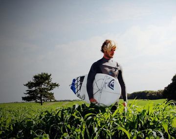 El surfista argentino que peleará por un premio con Carlos Tevez
