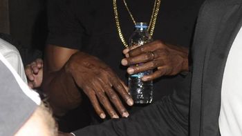 sigue la gira de bolt: chicas hicieron cola para irse con el en londres sigue la gira de bolt: chicas hicieron cola para irse con el en londres