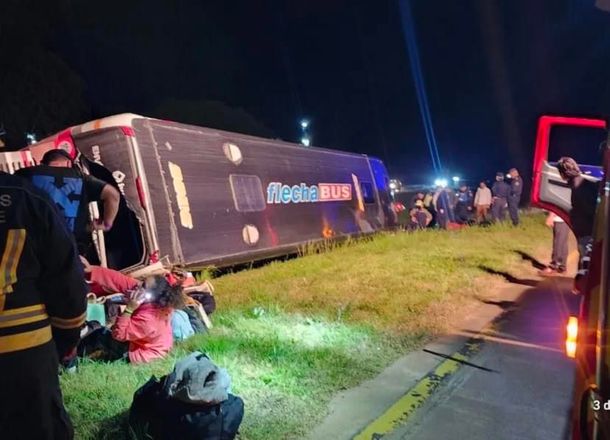 Entre Ríos: volcó un micro con egresados y hay al menos 10 heridos