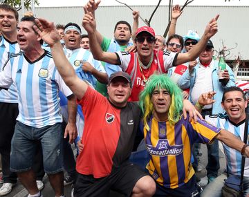 Los argentinos y holandeses le dan color al duelo